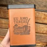 PORTA ERVA EM COURO QUADRADO TRADIÇÃO